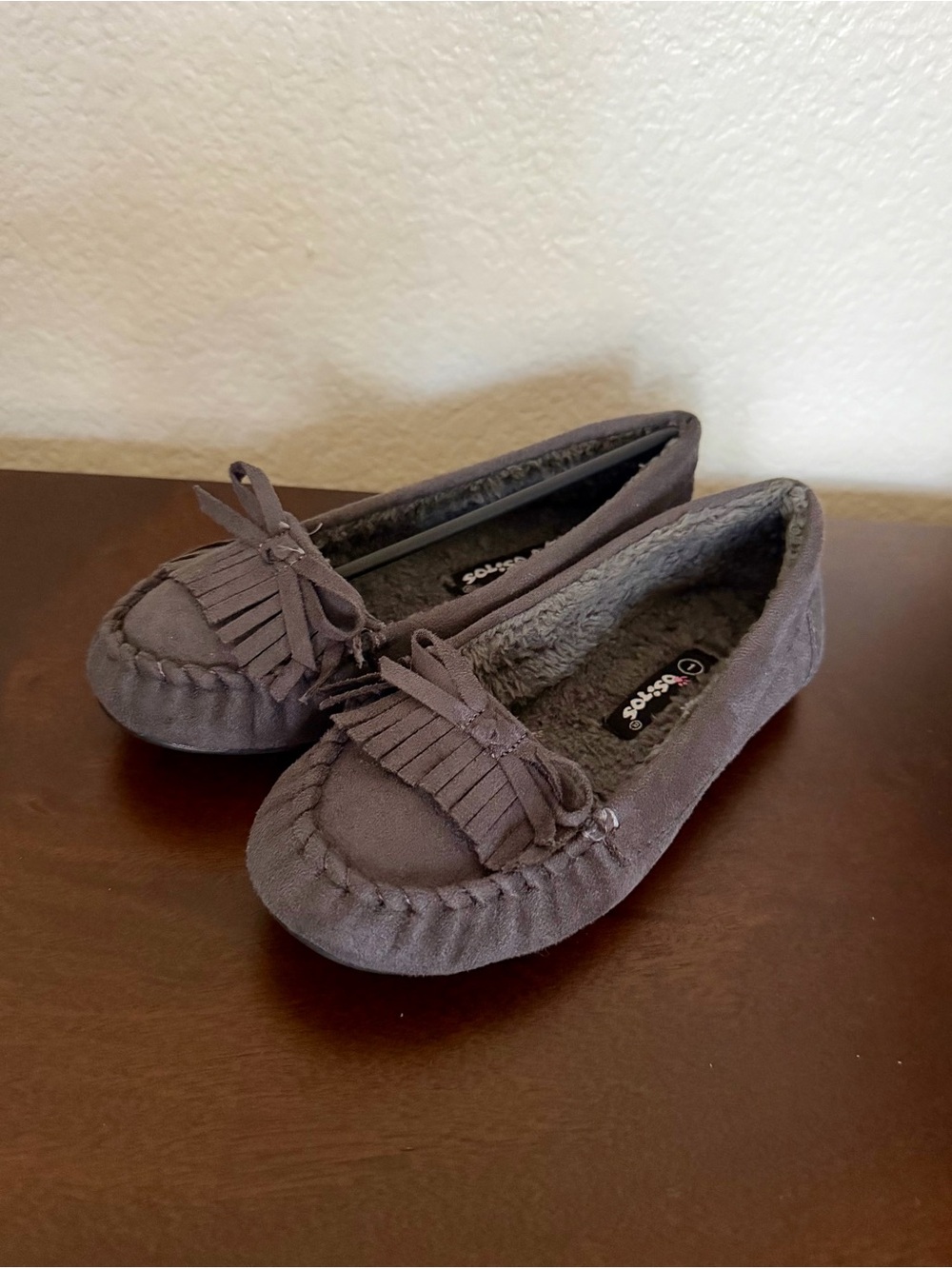 Ositos Girls Gray Moccasin Slippers Size 1 Fringe Bow Faux Fur Lined NWOT